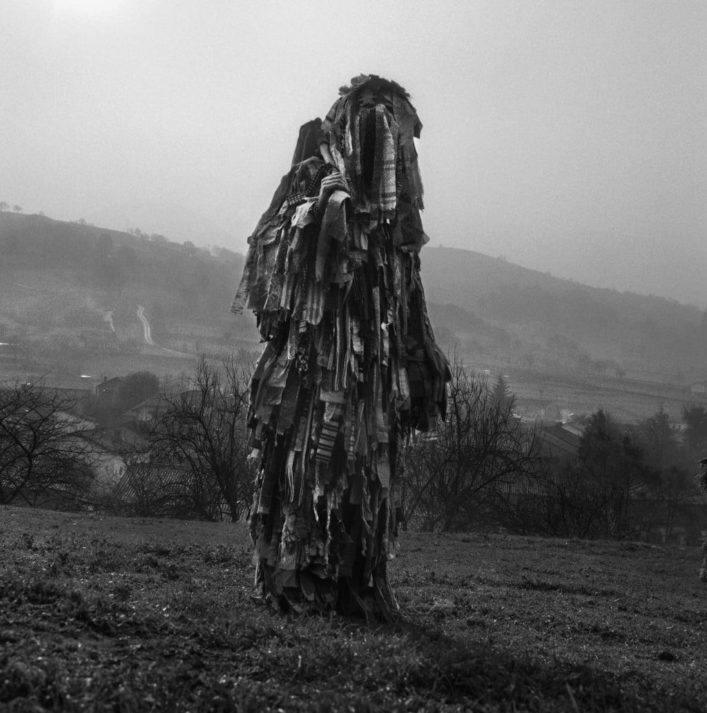 The character of the Trapajeros is characterized by a dressing with strips of old clothes, a mask on the face and a stick on which strips of rags are hung. In the past, these rags were used to spread mud on young women, representing a fertility ritual. La Vijanera festival, Silio, Spain, 2017. Copyright © 2020 Yannick Cormier.