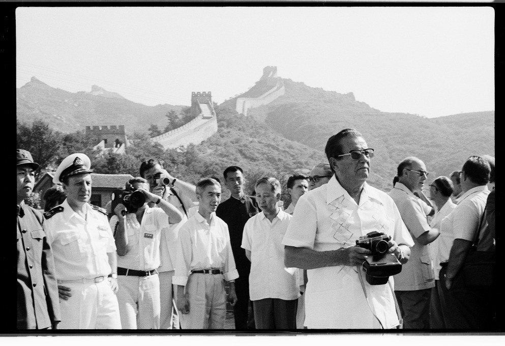 Joco Žnidaršič, Tito visiting The Great Wall of China, 1977. Courtesy of Galerija Fotografija. © Joco Žnidaršič